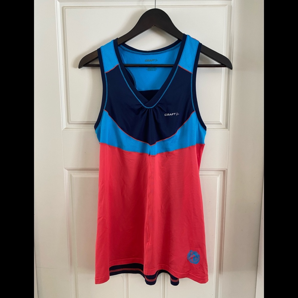 Extralong workout shirt with mesh breathable panel